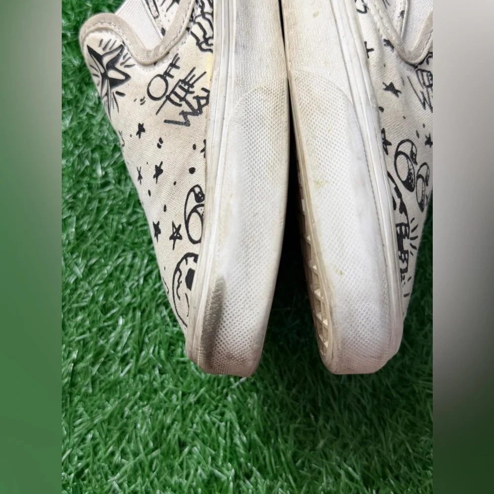Vans Unisex White Slip-On Shoes with Black‎ Graphic Design Size M-6.5 W-8